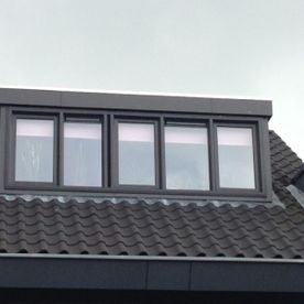 Zwarte dakkapel woning