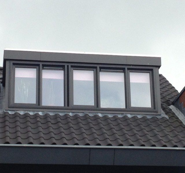 Zwarte dakkapel woning