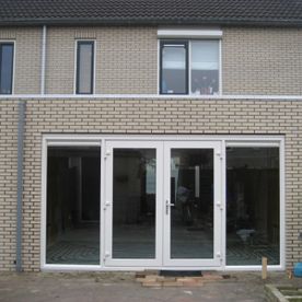Uitbouw serre met ramen
