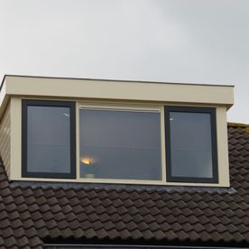 Witte dakkapel met zwarte kozijnen