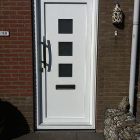 Strakke witte deur met ramen
