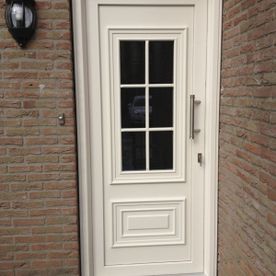 Witte deur bruine stenen
