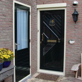 Zwarte deuren met groot raam en gordijn