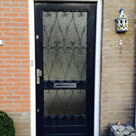 Plaatsing zwarte deur