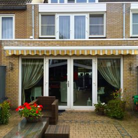 Uitbouw gele stenen en luivel